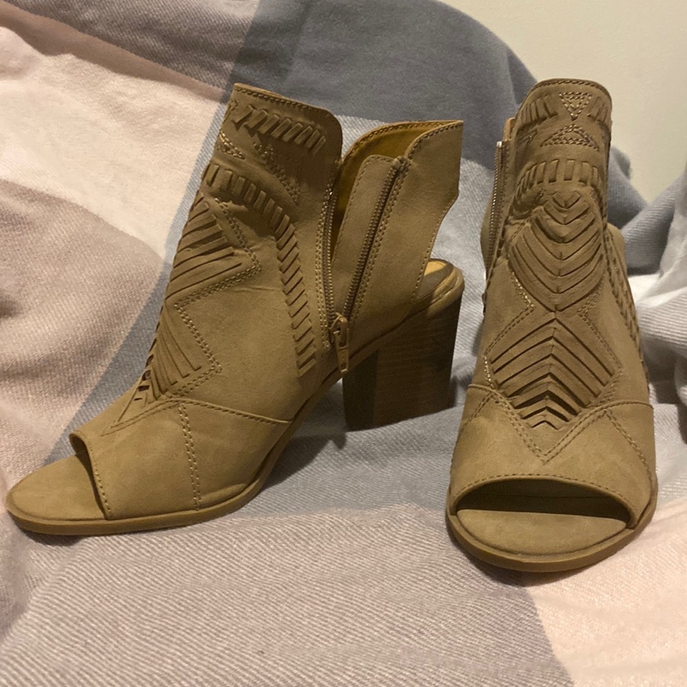Universal Thread sz 9 peep-toe zip booties